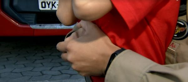 A principal orientação é que os pais ou responsáveis aprendam a fazer a Manobra de Heimlich