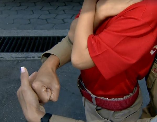 A principal orientação é que os pais ou responsáveis aprendam a fazer a Manobra de Heimlich