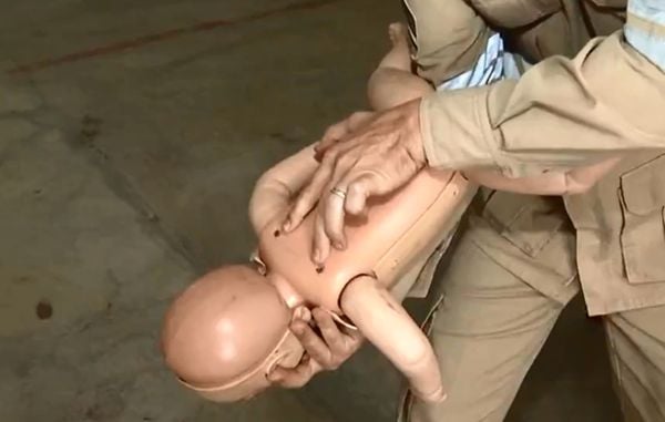 A principal orientação é que os pais ou responsáveis aprendam a fazer a Manobra de Heimlich
