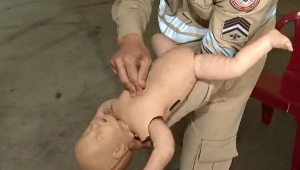 A principal orientação é que os pais ou responsáveis aprendam a fazer a Manobra de Heimlich