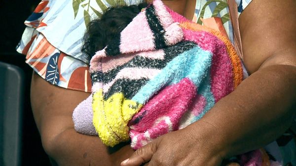Menina de oito meses que foi agredida pela mãe estava no colo da avó na Delegacia Regional da Serra