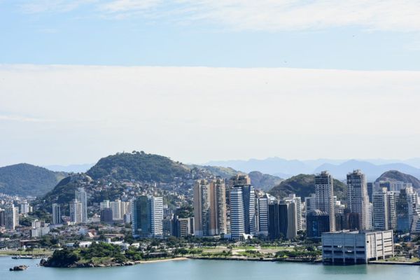 Nuvem gigante chama atenção no céu da Grande Vitória por Carlos Alberto Silva