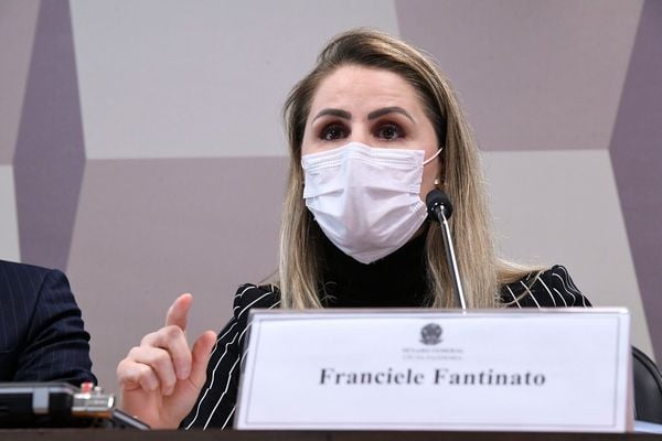  À mesa, ex-coordenadora do Programa Nacional de Imunizações do Ministério da Saúde, Francieli Fantinato.