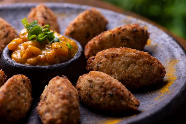 Bolinho de arroz com molho de camarão  por F/Still Fotografia