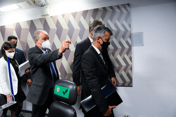 Ex-diretor do Departamento de Logística do Ministério da Saúde, Roberto Ferreira Dias após término da reunião.
