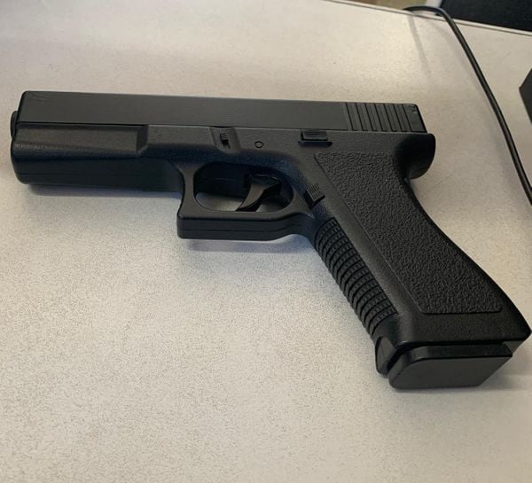 s militares revistaram o veículo e no porta-luvas foi localizada uma réplica de arma de fogo