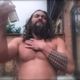 Imagem - Jason Momoa, o Aquaman, tira camisa e sensualiza com banho de álcool