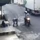 Imagem - Vídeo mostra mulher sendo derrubada por assaltantes em Cariacica