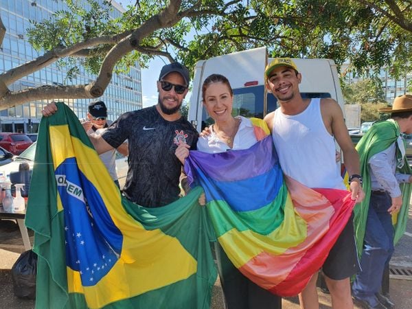A deputada federal Carla Zambelli (PSL) junto com Wilk Wanderson, presidente do movimento Gays de Direta Brasil,