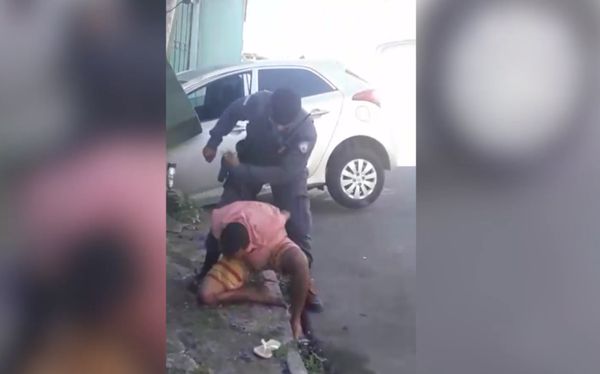 Durante abordagem no bairro Itacibá, em Cariacica, policial militar dá tapa na cara de suspeito que está no chão e algemado