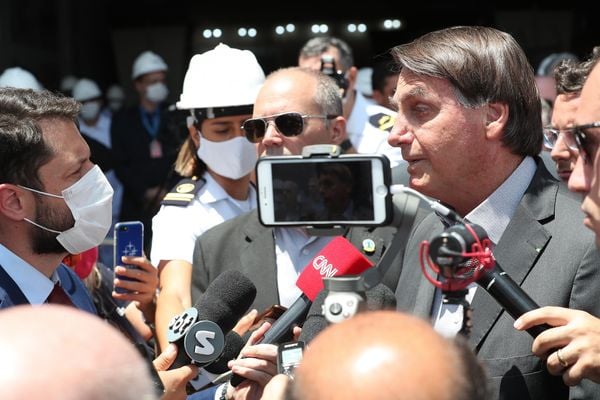 Jair Bolsonaro fala com a imprensa, em outubro de 2020
