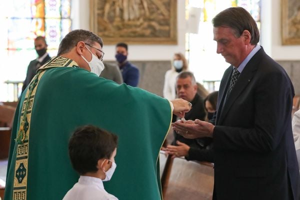 Jair Bolsonaro participa de missa