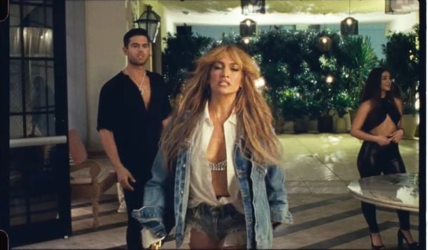 Jennifer Lopez e o modelo Andre Luis Brunelli: cena sensual no clipe de Cambia El Paso, novo hit da artista
