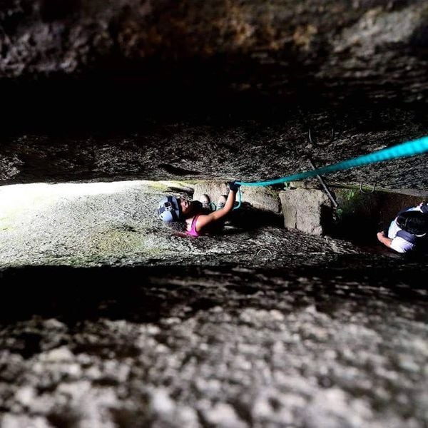 Subida na Pedra dos Olhos é feita por uma fenda estreita com auxílio de cordas por Bernardo Coutinho