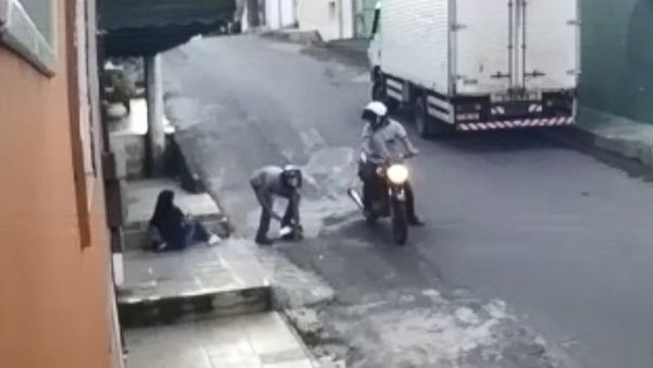 Vídeo registrou momento em que criminosos assaltaram mulher em Santa Cecília, Cariacica