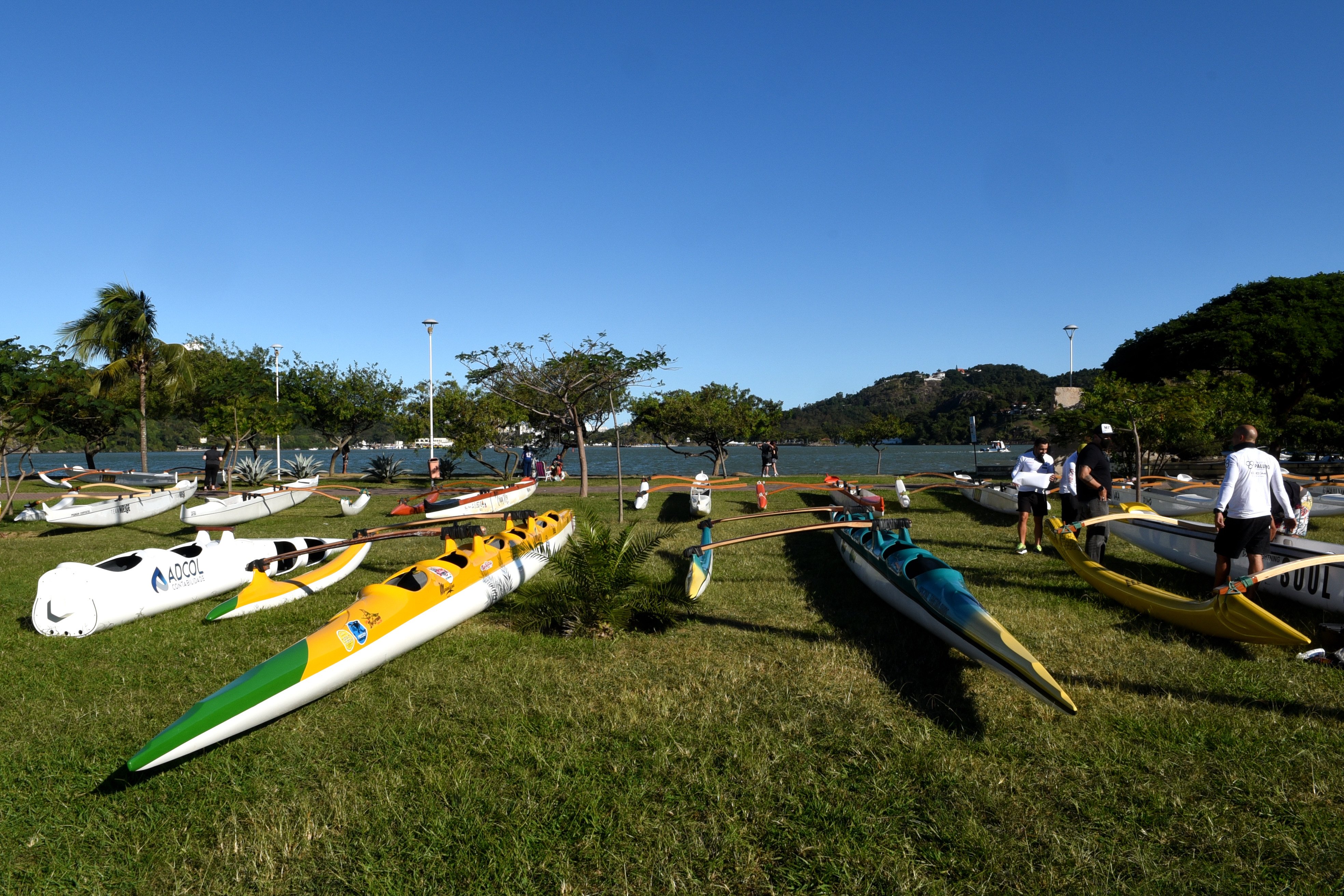 Na véspera da largada da Volta à Ilha de Vitória, muitas canoas já estão sendo preparadas pelos competidores na Praça do Papa, local da largada. 