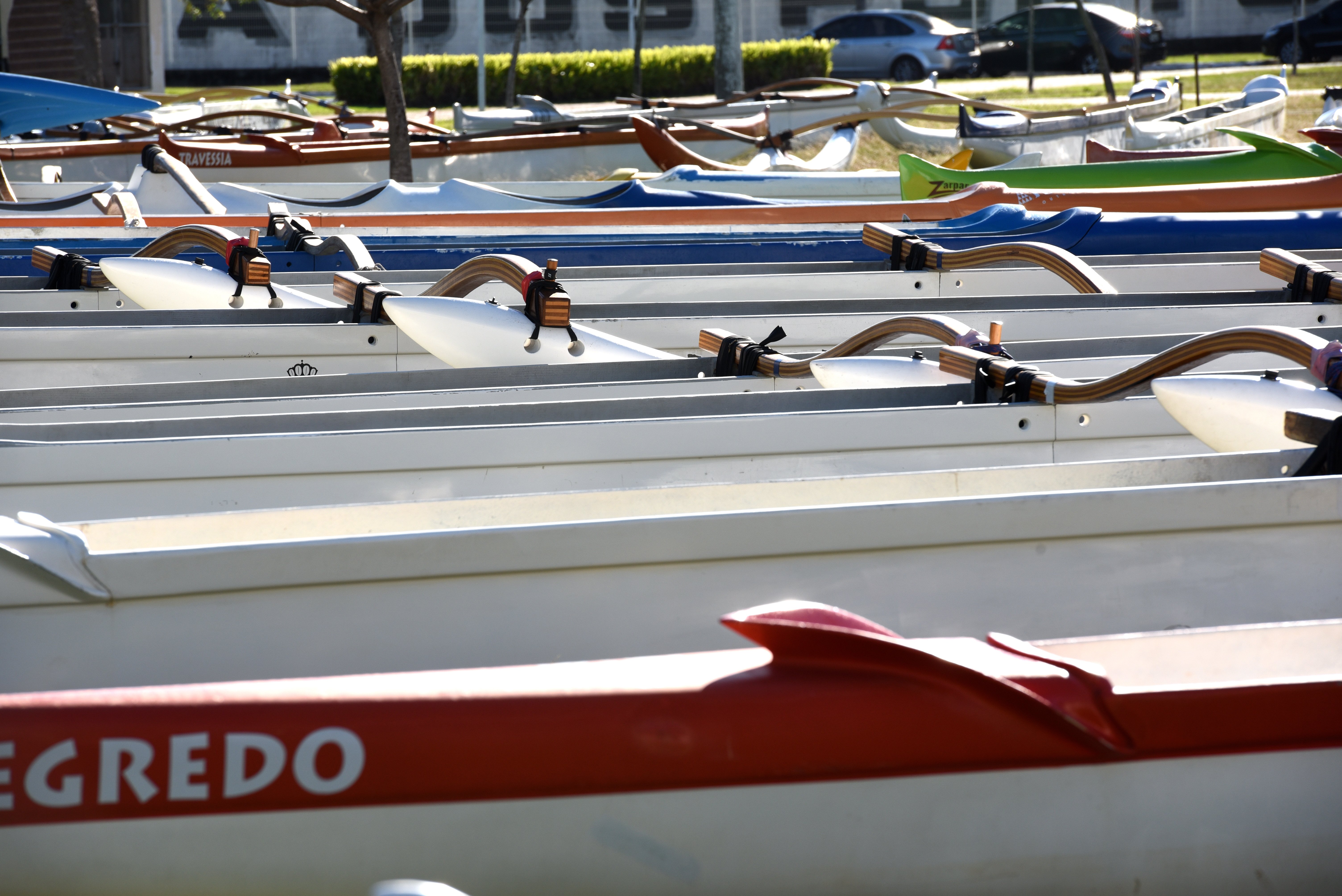 Na véspera da largada da Volta à Ilha de Vitória, muitas canoas já estão sendo preparadas pelos competidores na Praça do Papa, local da largada. 