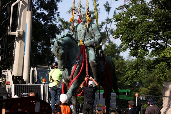  Remoção da estátua do general Robert E. Lee