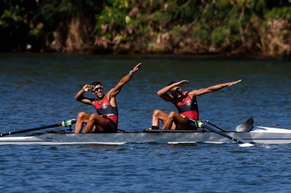 Remador capixaba Vangelys Reinke (atrás) com o parceiro Emanuel Borges