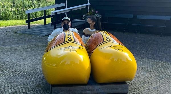 Ariana Grande e o marido, Dalton Gomez, estão passando a lua de mel na Holanda