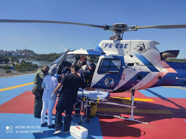 Atendimento à vítima de acidente na BR 262 marca primeiro pouso no heliponto do HEUE, em Vitória por Divulgação/Notaer