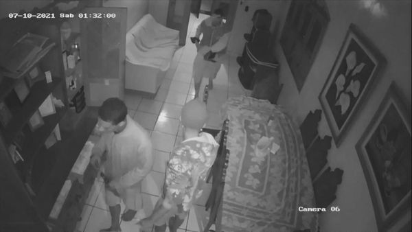 Câmera de segurança registrou criminosos roubando a casa da idosa em Vila Velha
