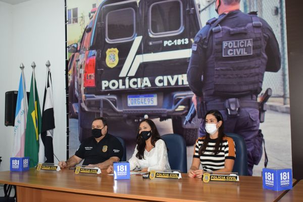 delegado-geral da Polícia Civil, José Darcy Arruda; delegada adjunta Denise Maria Carvalho e titular da DHPM, delegada Raffaella Aguiar durante coletiva de imprensa nesta segunda-feira (12)