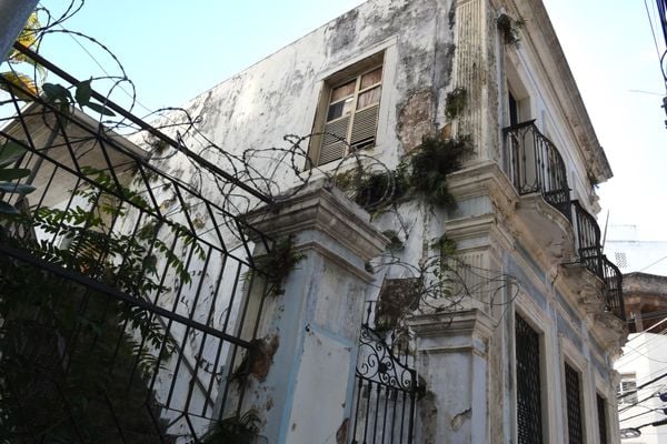 Mato toma conta do prédio da antiga Escola São Vicente, na Cidade Alta, Vitória por Carlos Alberto Silva