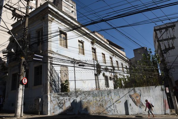 Mato toma conta do prédio da antiga Escola São Vicente, na Cidade Alta, Vitória por Carlos Alberto Silva