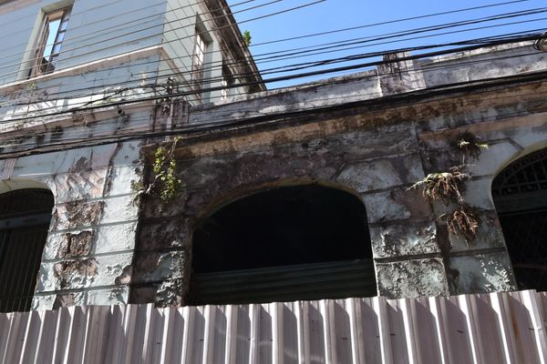 Abandonado, o mato toma do Mercado da Capixaba, no Centro de Vitória  por Carlos Alberto Silva