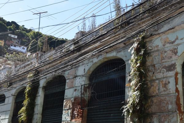 Abandonado, o mato toma do Mercado da Capixaba, no Centro de Vitória  por Carlos Alberto Silva