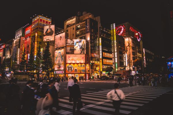 Noite em Tóquio é marcada por muitas luzes e cores