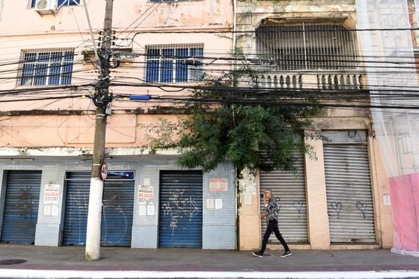 O mato toma conta da fachada de um prédio na Avenida Jerônimo Monteiro, em frente a Fafi, no Centro de Vitória.  por Carlos Alberto Silva