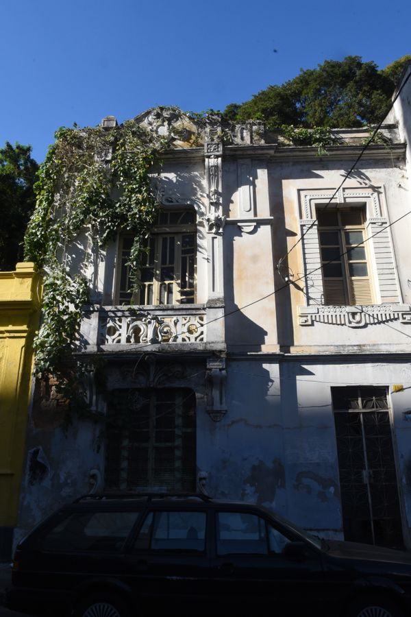 Mato toma conta de prédio abandonado na Rua Barão de Monjardim no Centro de Vitória por Carlos Alberto Silva