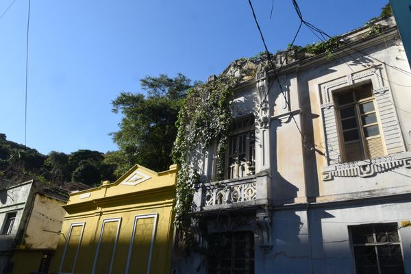 Mato toma conta de prédio abandonado na Rua Barão de Monjardim no Centro de Vitória por Carlos Alberto Silva