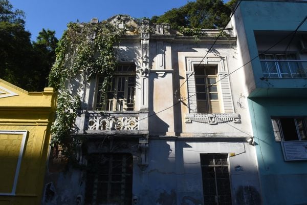 Mato toma conta de prédio abandonado na Rua Barão de Monjardim no Centro de Vitória por Carlos Alberto Silva