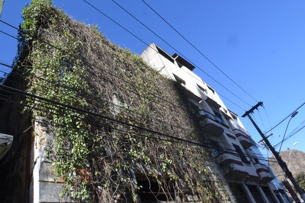 Mato toma conta de prédio abandonado na Rua Barão de Monjardim no Centro de Vitória por Carlos Alberto Silva