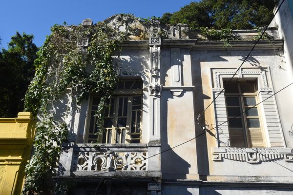 Mato toma conta de prédio abandonado na Rua Barão de Monjardim no Centro de Vitória por Carlos Alberto Silva
