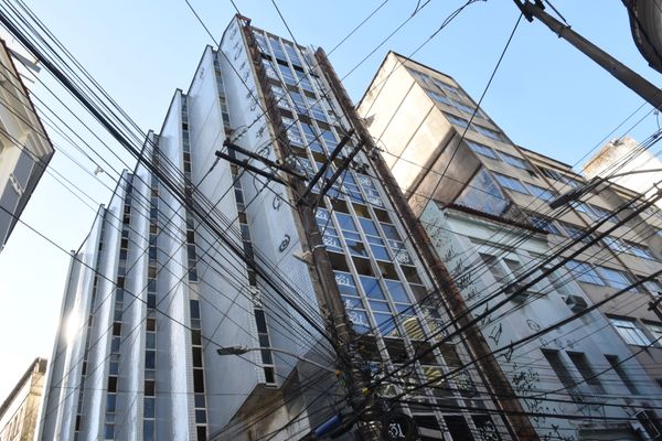Prédio onde ficava a Delegacia Fazendária do ES, na Rua Nestor Gomes, está abandonado há anos no Centro de Vitória.  por Carlos Alberto Silva