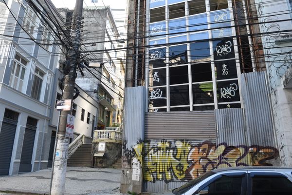 Prédio onde ficava a Delegacia Fazendária do ES, na Rua Nestor Gomes, está abandonado há anos no Centro de Vitória. por Carlos Alberto Silva