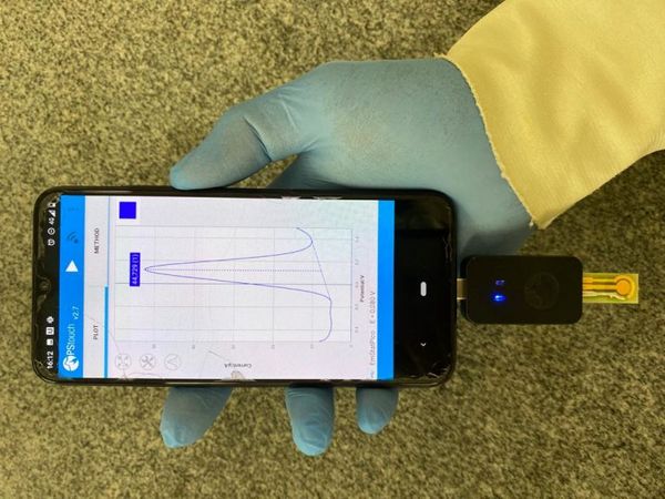 Teste detecta a Covid-19 com ajuda de dispositivo acoplado ao celular