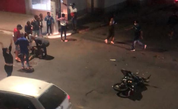 A colisão entre um motociclista e um veículo foi na noite deste domingo (11), no Centro de Anchieta
