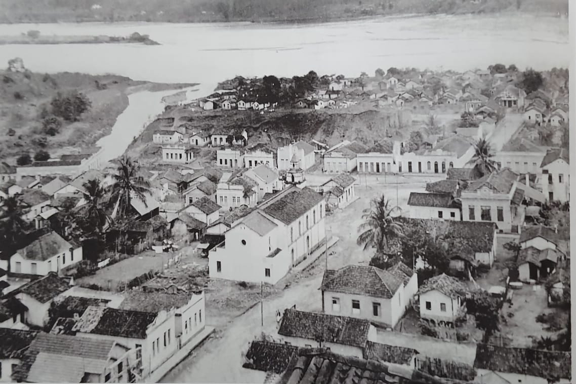 1938: a foz do Rio Santa Maria e o Morro das cabritas (à direita)