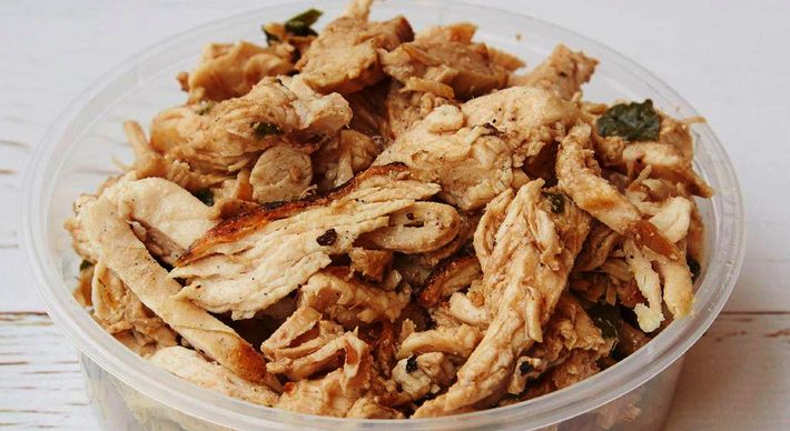 Recipientes de plástico, quando aquecidos, podem liberar substâncias danosas tanto aos alimentos quanto ao organismo humano