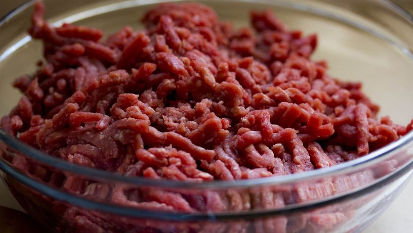 Recipientes de plástico, quando aquecidos, podem liberar substâncias danosas tanto aos alimentos quanto ao organismo humano