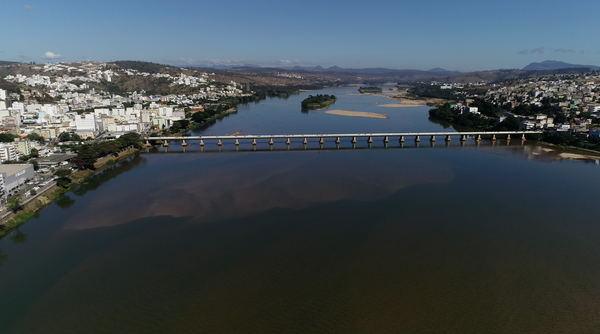 A ponte Florentino Avidos sobre o Rio Doce em Colatina