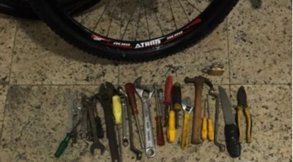 Junto ao suspeito foram encontradas mais de 20 ferramentas usadas para arrombar condomínios e cadeados de bicicletas. Crédito: Divulgação | Polícia Militar
