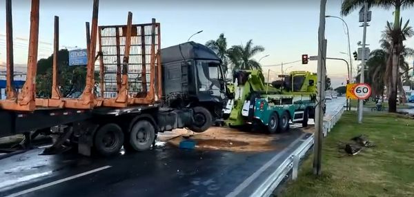 Batida entre carretas na BR 101