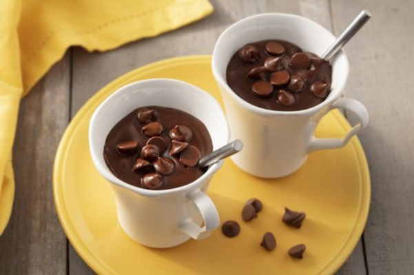 Chocolate quente com gotas de chocolate ao leite