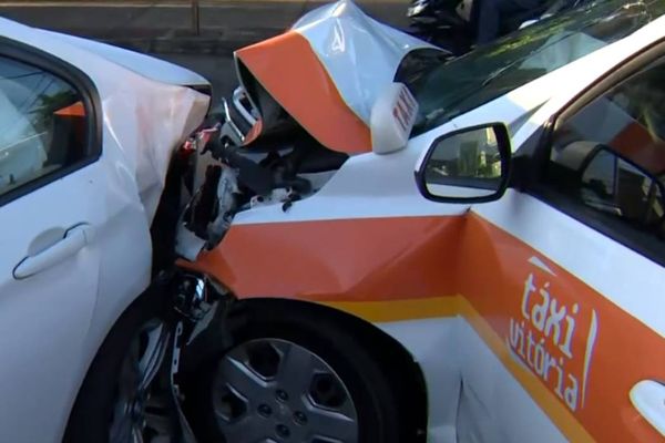 Colisão entre veículos deixa feridos em Vitória
